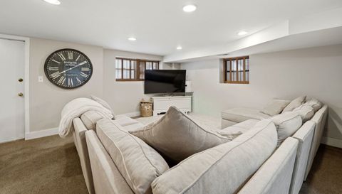 2142 N RACINE Avenue