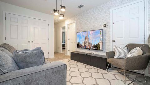 1692 TROPICAL PALMS CIRCLE