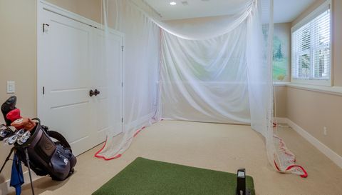 4209 N Oak Pointe Ct NE