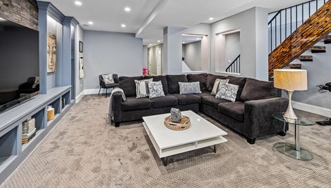 2712 W Sunnyside Avenue