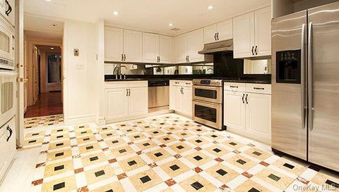 10 E 62nd St