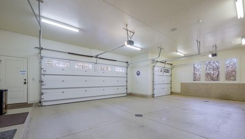 4209 N Oak Pointe Ct NE