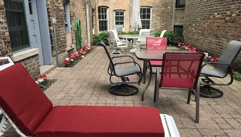 1824 N Lincoln Park West