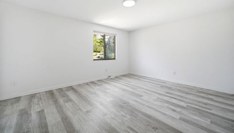 5864 N Oval