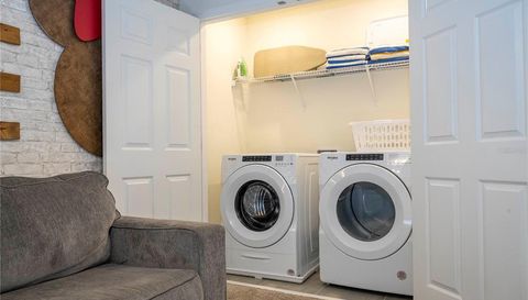 1692 TROPICAL PALMS CIRCLE