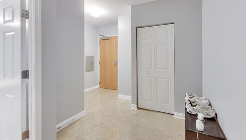 8 W MONROE Street