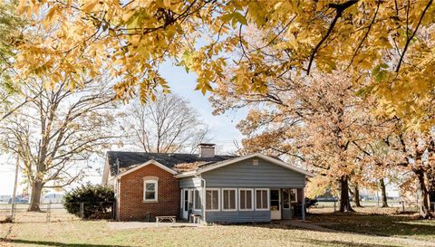 913 E Chain Of Rocks Road