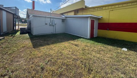 2202 - 2204 N Us Highway 281 Highway N