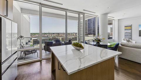 2408 Victory Park Ln