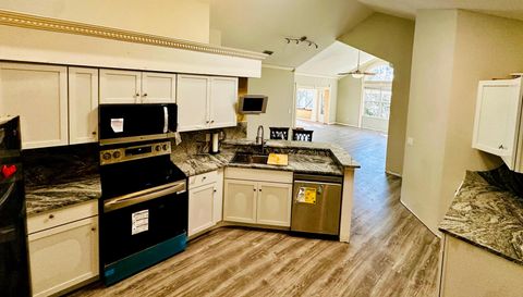 801 Silverthorn Ln