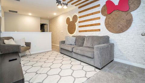 1692 TROPICAL PALMS CIRCLE