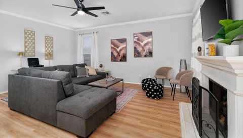 807 Clarence Bohls LN