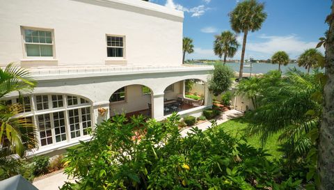 174 Avenida Menendez