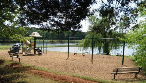 214 W Lake Cir