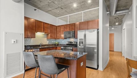 700 N LARRABEE Street