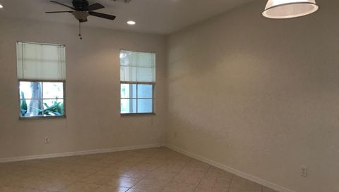 141 E Thatch Palm Cir