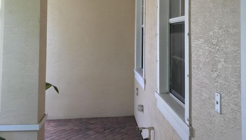 141 E Thatch Palm Cir