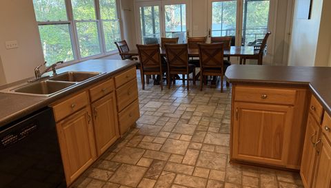 1395 Lakeview Dr