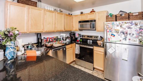 525 W Hawthorne Place