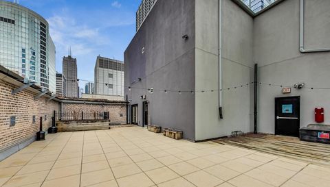 8 W MONROE Street