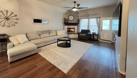 1105 Prairie Heights Dr