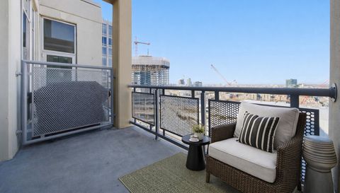 720 N LARRABEE Street