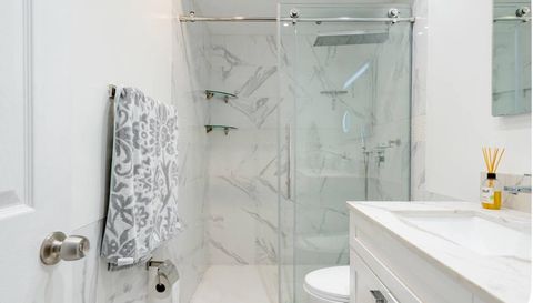 1305 W 53rd St APT 102