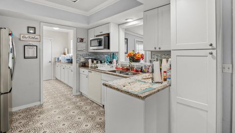 949 SE Breakwater Ave