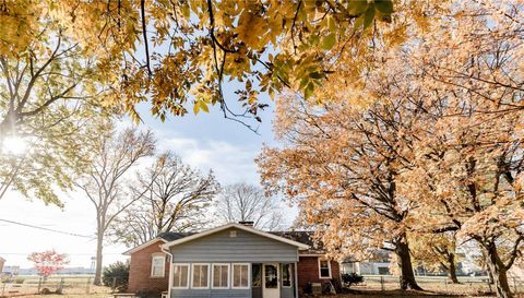 913 E Chain Of Rocks Road