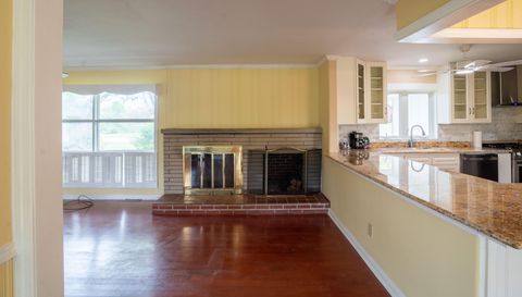 1609 Crestview Dr