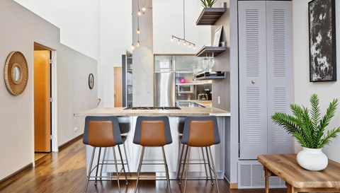 1800 W ROSCOE Street