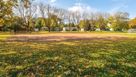 3076 Lexington Avenue N