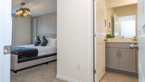 1692 TROPICAL PALMS CIRCLE