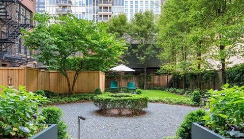 230 E Delaware Place