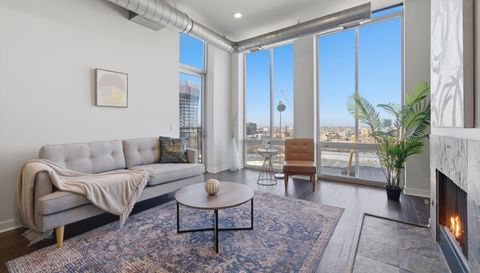 720 N LARRABEE Street