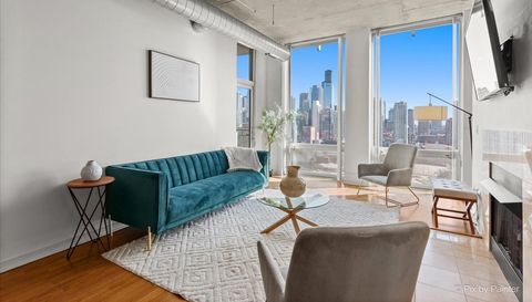 700 N LARRABEE Street