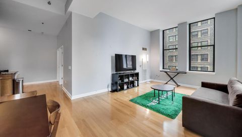 8 W MONROE Street