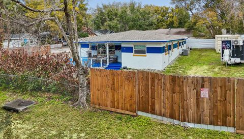 1102 E River Cove St