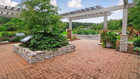 3076 Lexington Avenue N