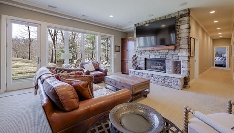 4209 N Oak Pointe Ct NE