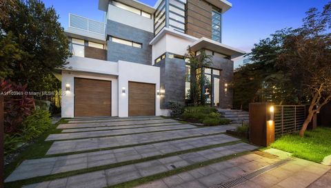 440 Mola Ave