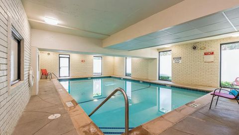 3900 N Pine Grove Ave