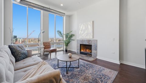 720 N LARRABEE Street