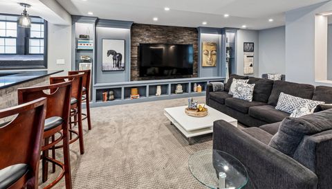 2712 W Sunnyside Avenue