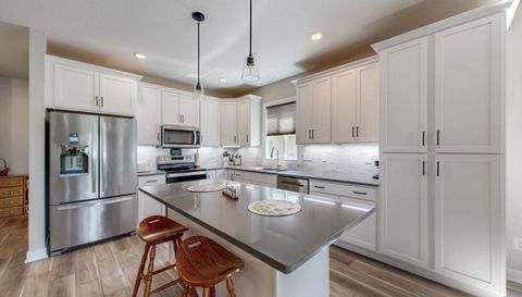 698 Shardlow Place NE