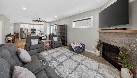 698 Shardlow Place NE