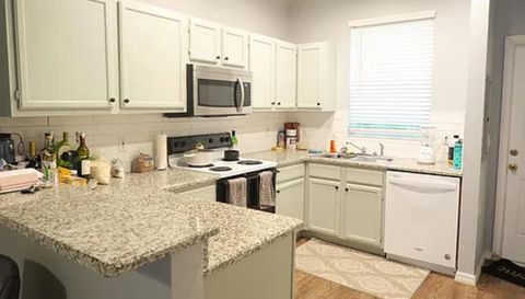 Unit 308 4415 SW 34th St