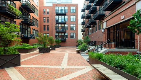 333 W Hubbard Street