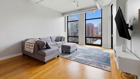 740 W Fulton St