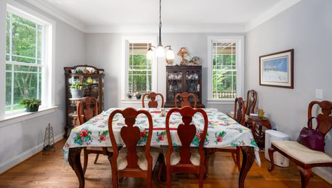 698 Maple Springs Ln